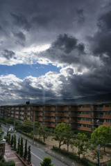 家の前の不穏な雲