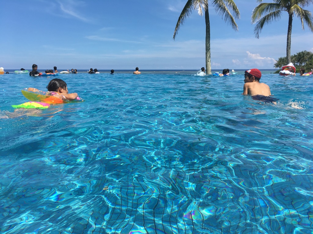 プールからの水平線