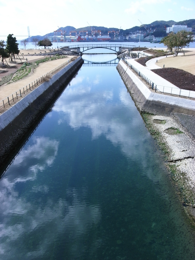 水面に浮かぶ雲