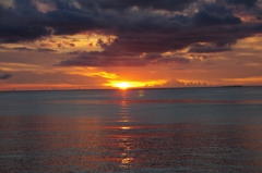 沖縄の海で夕焼け