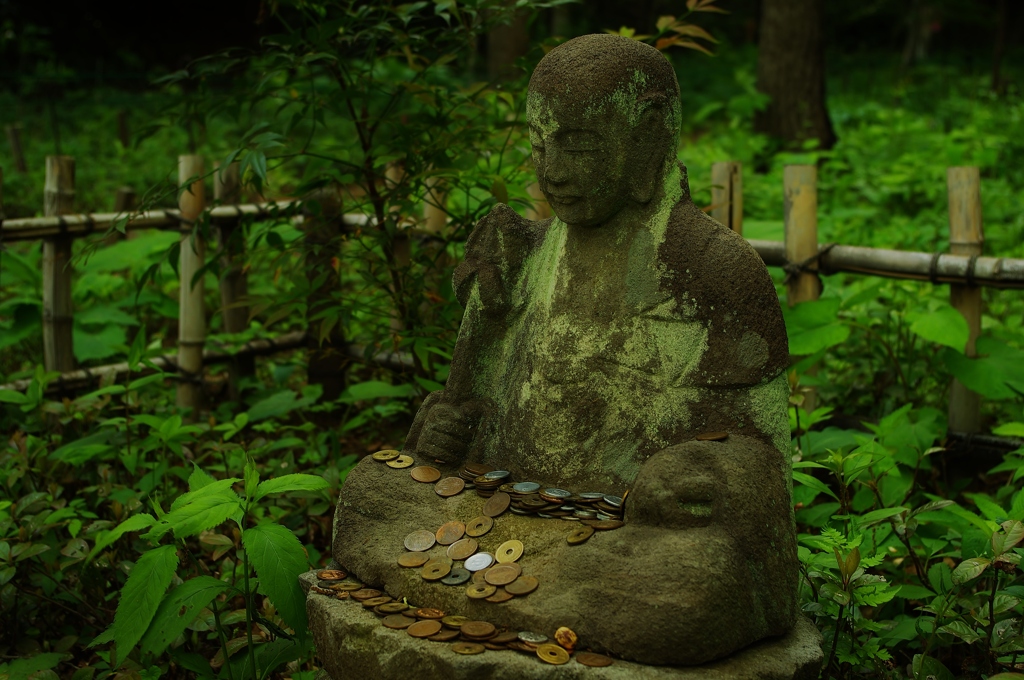 苔むした地蔵