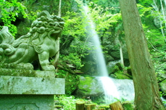 狛犬と滝