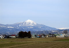 早春の磐梯山　神指城祉から