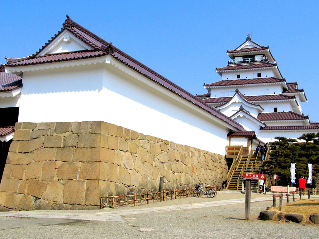 よみがえる鶴ヶ城走り長屋と天守閣