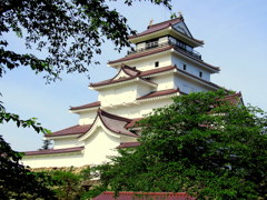 鶴ヶ城の新緑　赤瓦