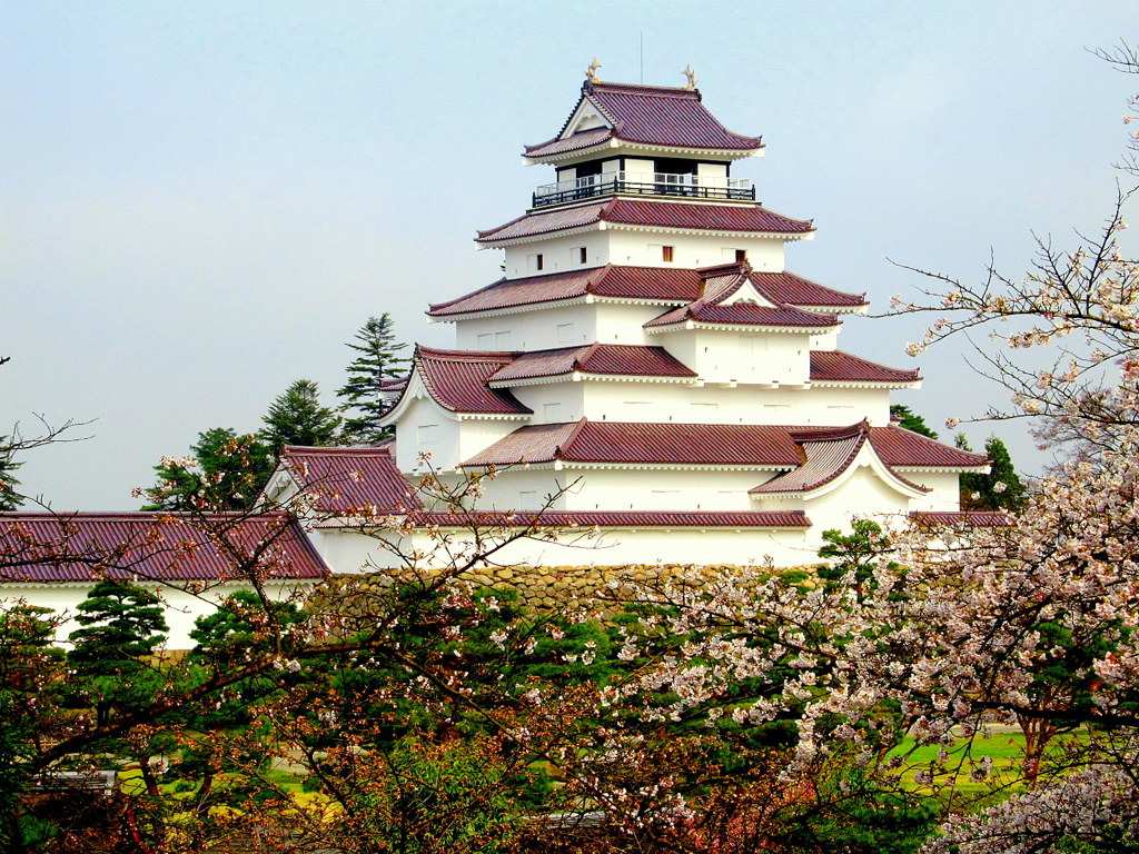 よみがえる鶴ヶ城桜うつくしい