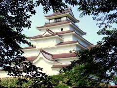 鶴ヶ城の新緑　赤瓦