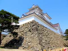 よみがえる鶴ヶ城赤瓦　地震にも負けない石垣