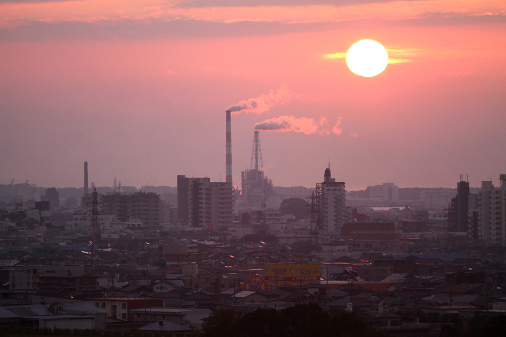 働く街に朝日