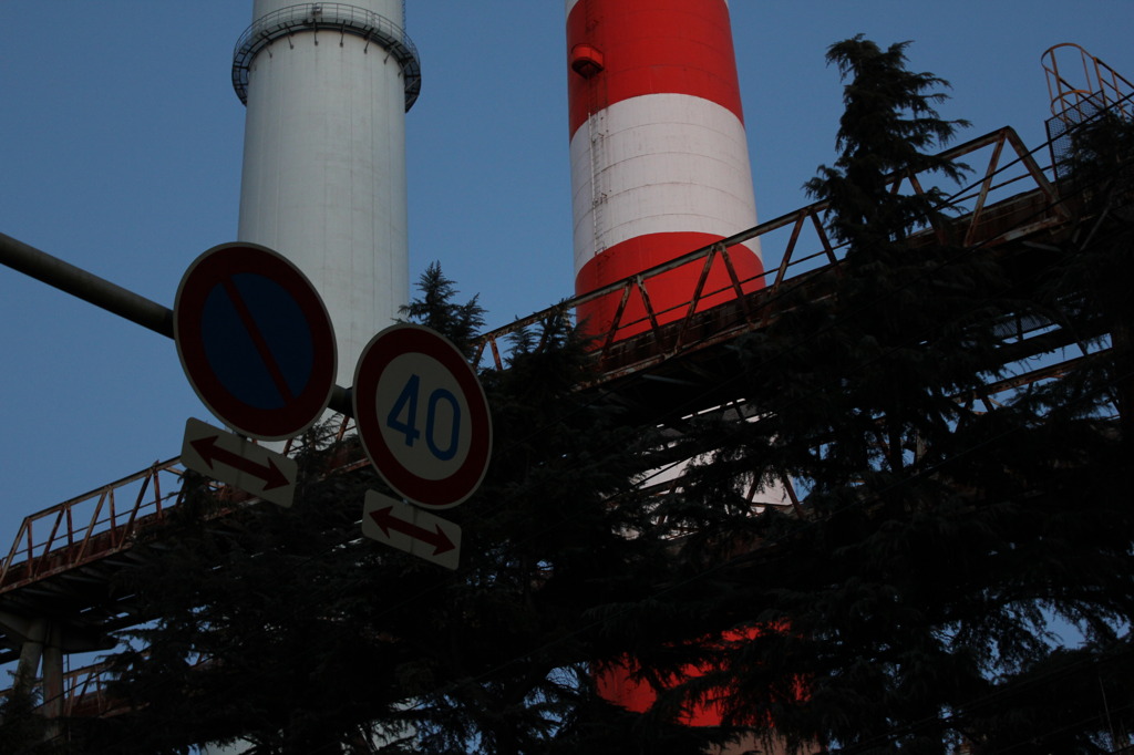 道路標識と煙突