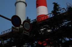 道路標識と煙突