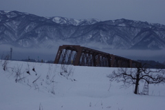 ローカル線　フラワー長井線　（西山と陸橋)
