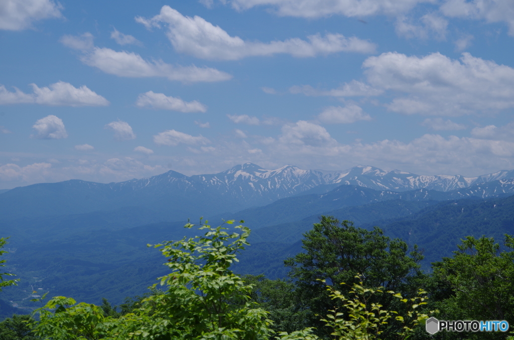 雲と残雪の山