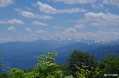 雲と残雪の山