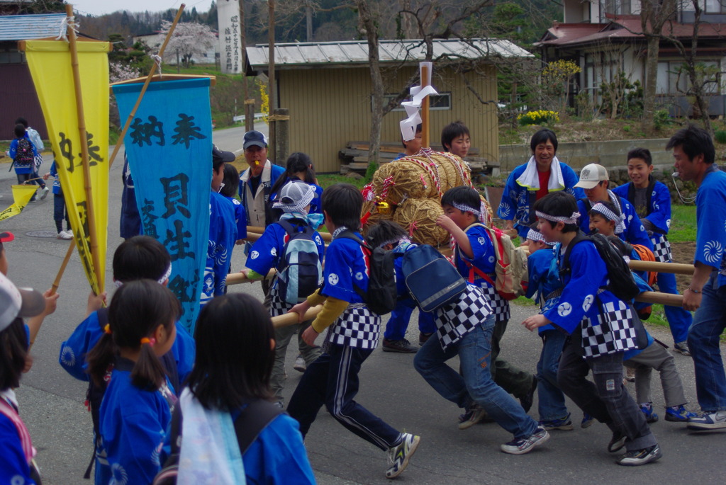 わ～い　お祭りだ!　樽神輿だ!