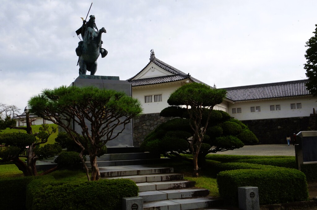 最上義光像と山形城