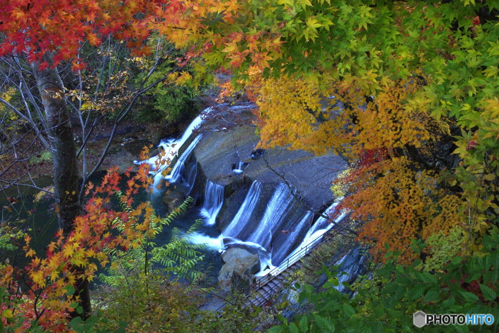 紅葉の間から見た滝