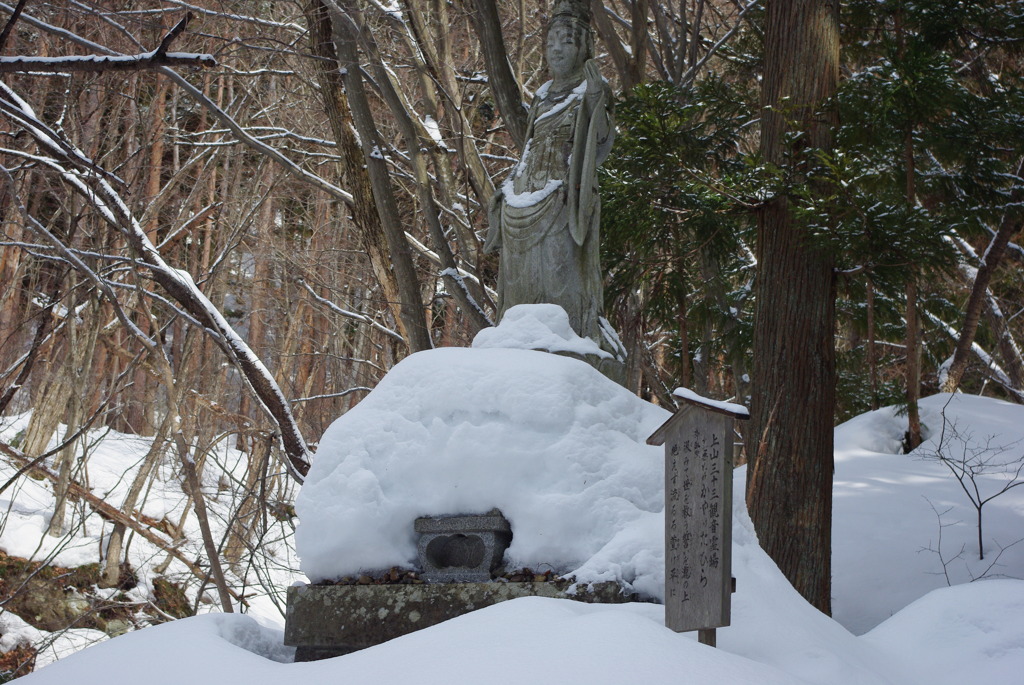 雪に埋もれた観音様