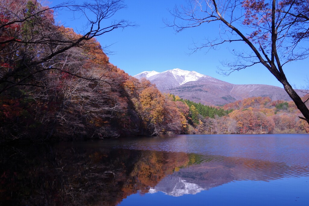 湖面に映る不忘山