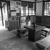 駅構内(モノクロ）