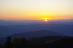 西山に沈む夕日