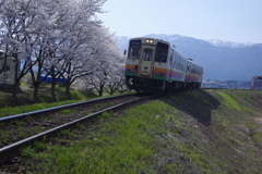 桜前線を走るフラワー長井線