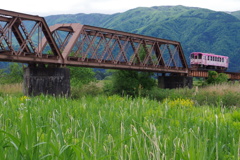 最上川橋梁を渡る山形鉄道