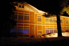 ライトアップでオレンジに染まる校舎