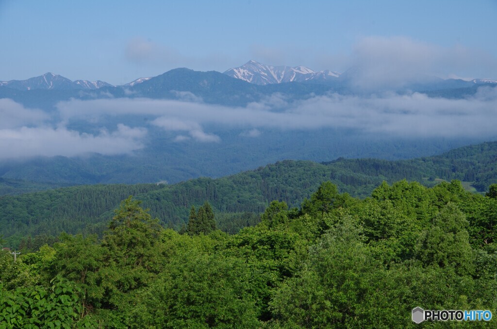 雲の間から覗く朝日連峰