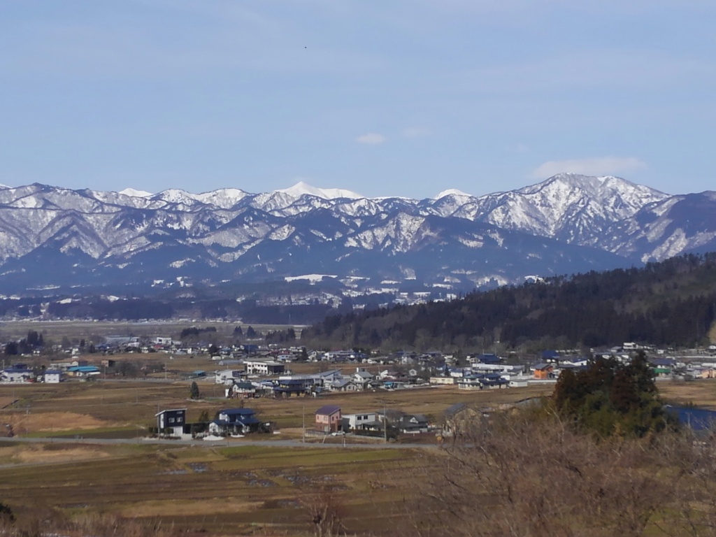 春を待つ山々