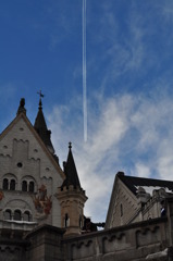 城の中庭から覗く飛行機雲