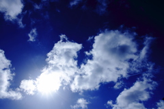 大空を見上げて～太陽と飛行機雲～