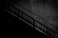 鉄橋の影