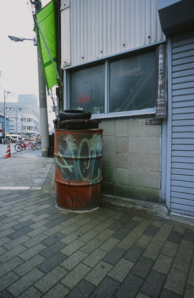 タイヤとドラム缶