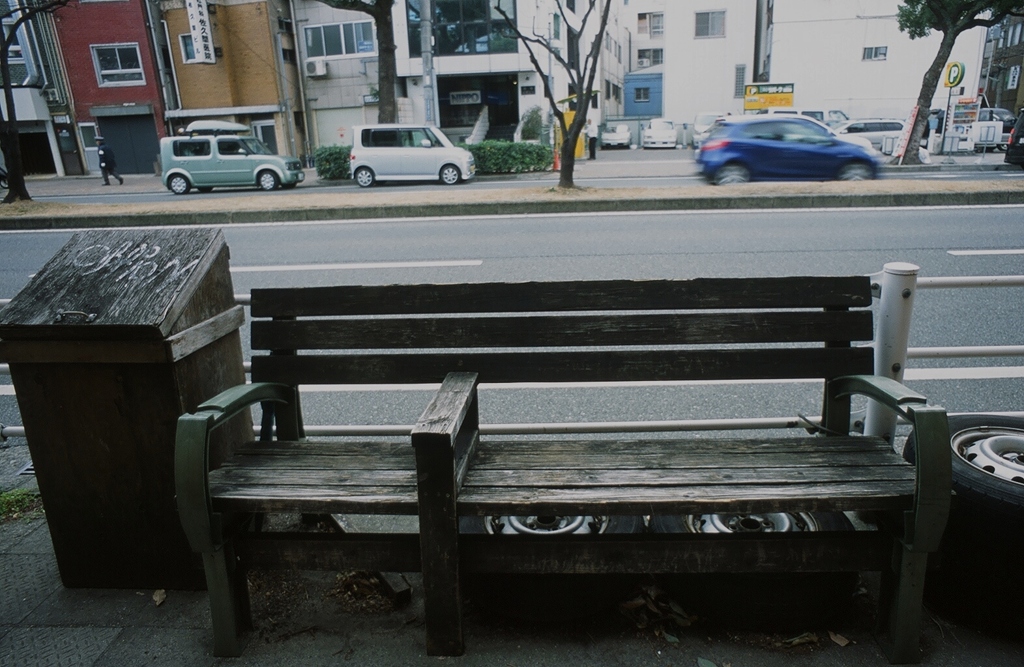青い車