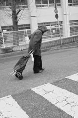 雪の中を歩く人