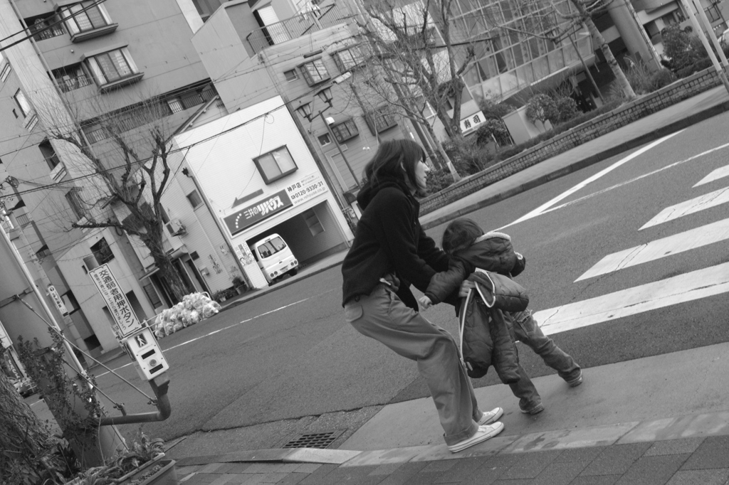 抱っこしようとしています