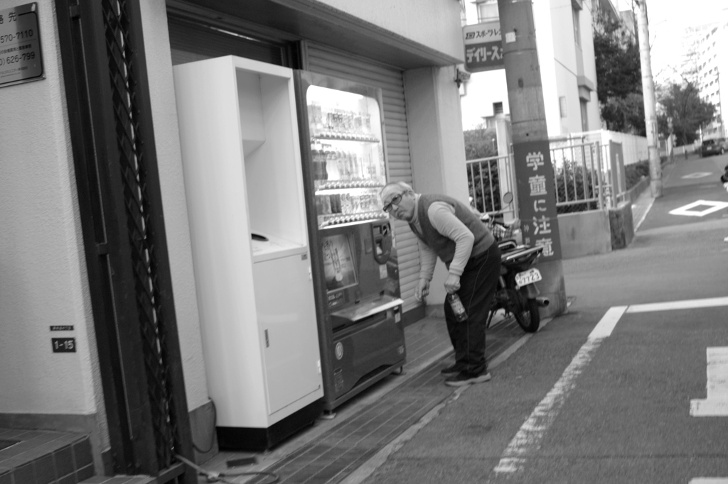 お茶を買う男