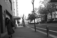 風に揺れるコート