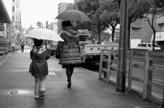 雨の日の後姿