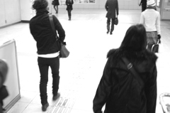 仕事へと向かう人々