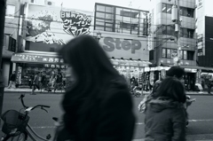 日本橋を行き交う人々