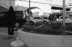 様々な車と色々な人々