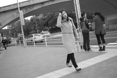 髪をかき上げる仕草