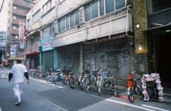 シャッターには落書きを２Ｆにはメイド喫茶を