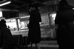 黒いコートと寒い足