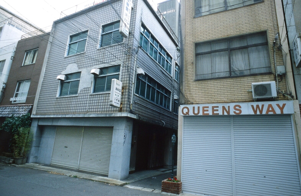 ＱＵＥＥＮＳ　ＷＡＹ　ＳＴＲＥＥＴ