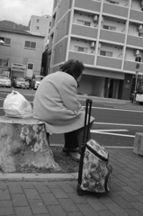 切り株に腰掛ける
