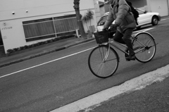 坂道を自転車で駆け下りて