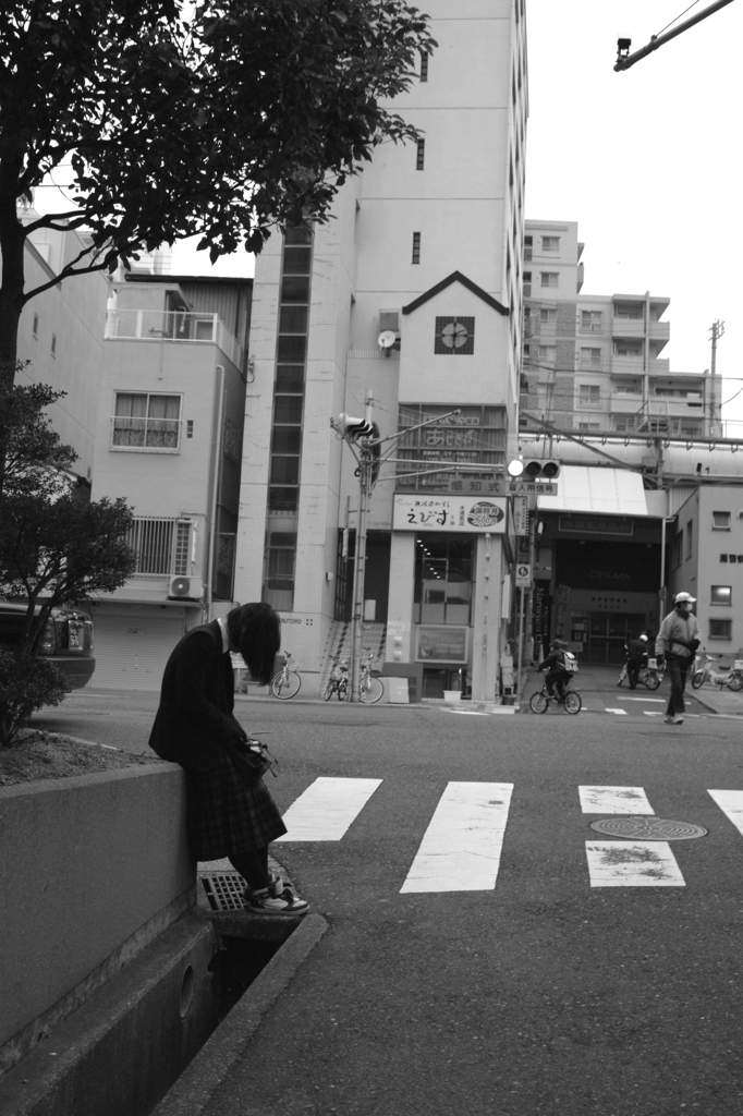 うなだれる少女